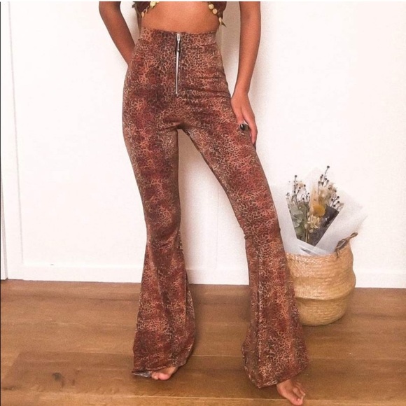 HER PONY | Monet bandeau and flares set in leopard print - Picture 3 of 11